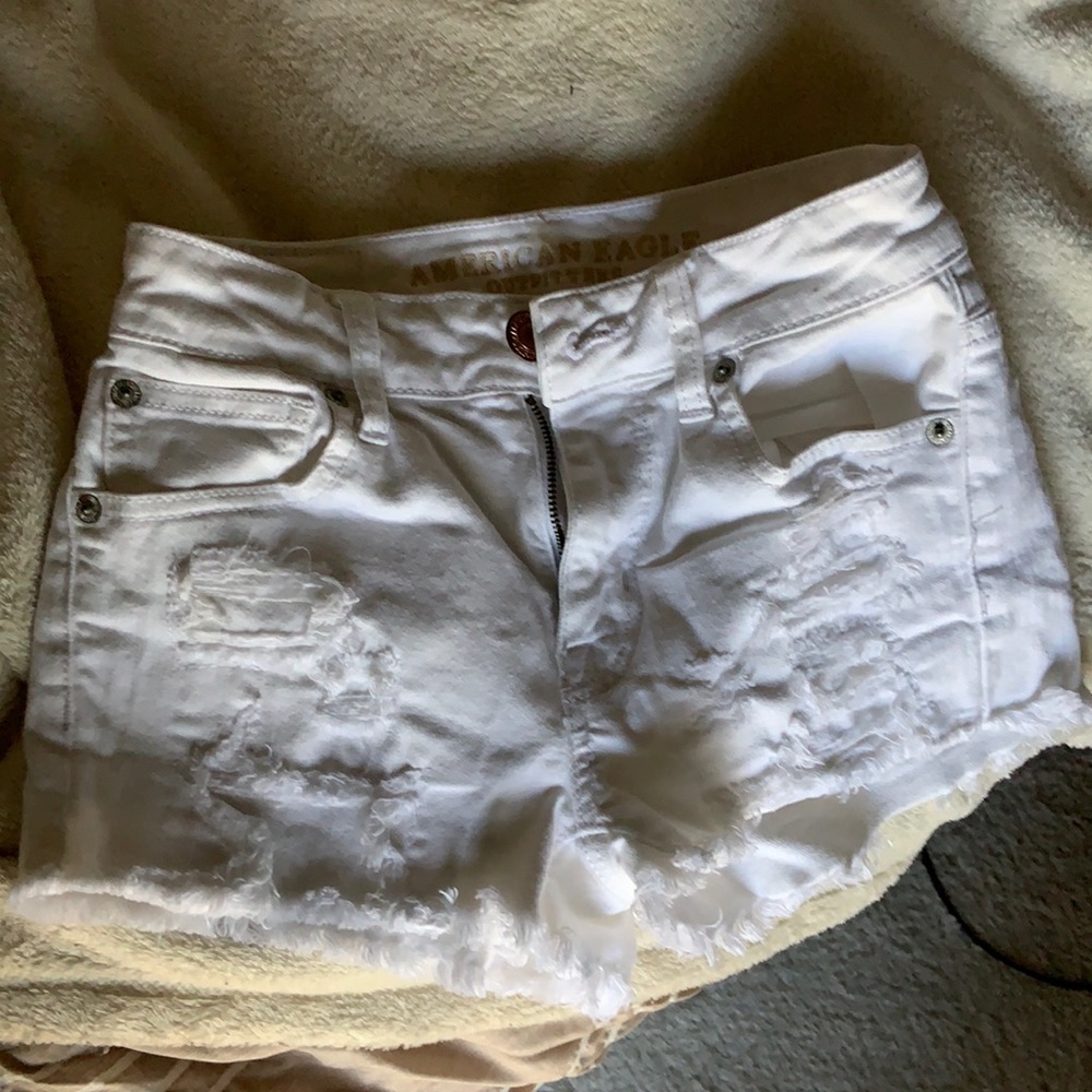 American Eagle White shorts